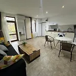 Private Entrance Cozy Apartman