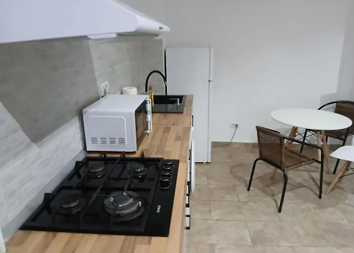 Private Entrance Cozy Апартаменти